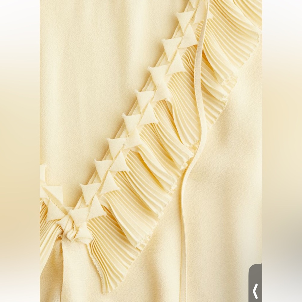 Viral H&M blouse Spring 2025 - Picture 2 of 13
